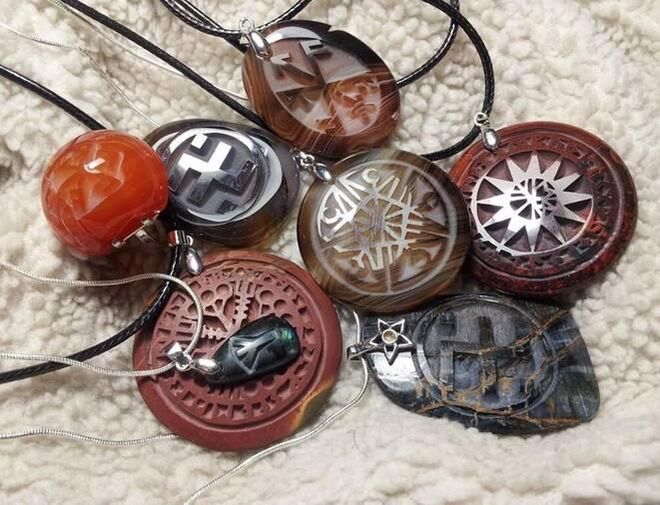 Amulets នៅក្នុងទម្រង់នៃ pendants សម្រាប់សំណាងល្អទ្រព្យសម្បត្តិនិងសុខភាព