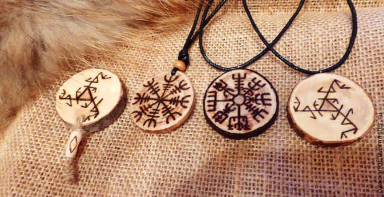 pendants ជាមួយ runes ជា talismans នៃភាពជោគជ័យ